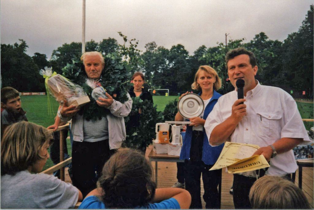 bei der Siegerehrung Heinz Rachel, Katrin Wenzel , Birgit Adler und Sprecher Wolfgang Arndt 1997