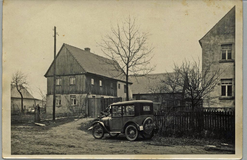 Haus Lucas mit Auto Ansicht von vorn 1930