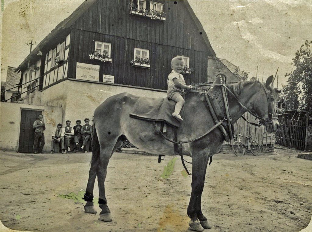 Kolonialwarenhandlung Walter Girnd / Erwin Girnd auf dem Pferd