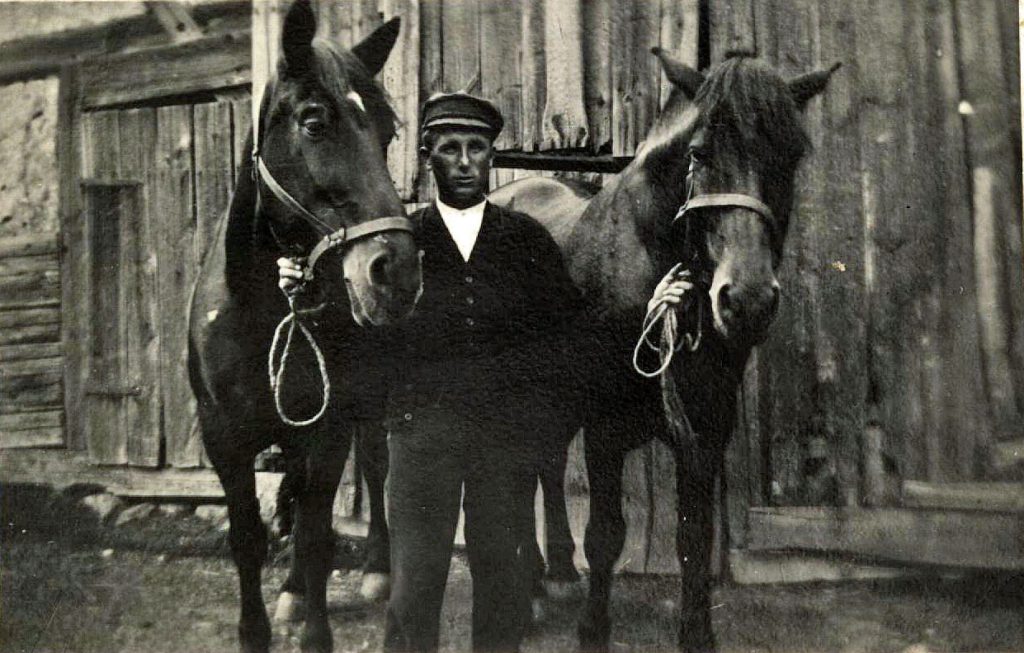 Nicolaus Reinhard vor Pferdestall, der Stall ist 1945 abgebrannt