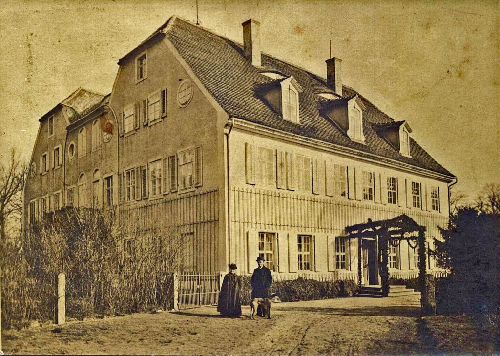 Gutshaus mit zwei Personen (wahrscheinlich zur 700 Jahrfeier v.Z.) 1928