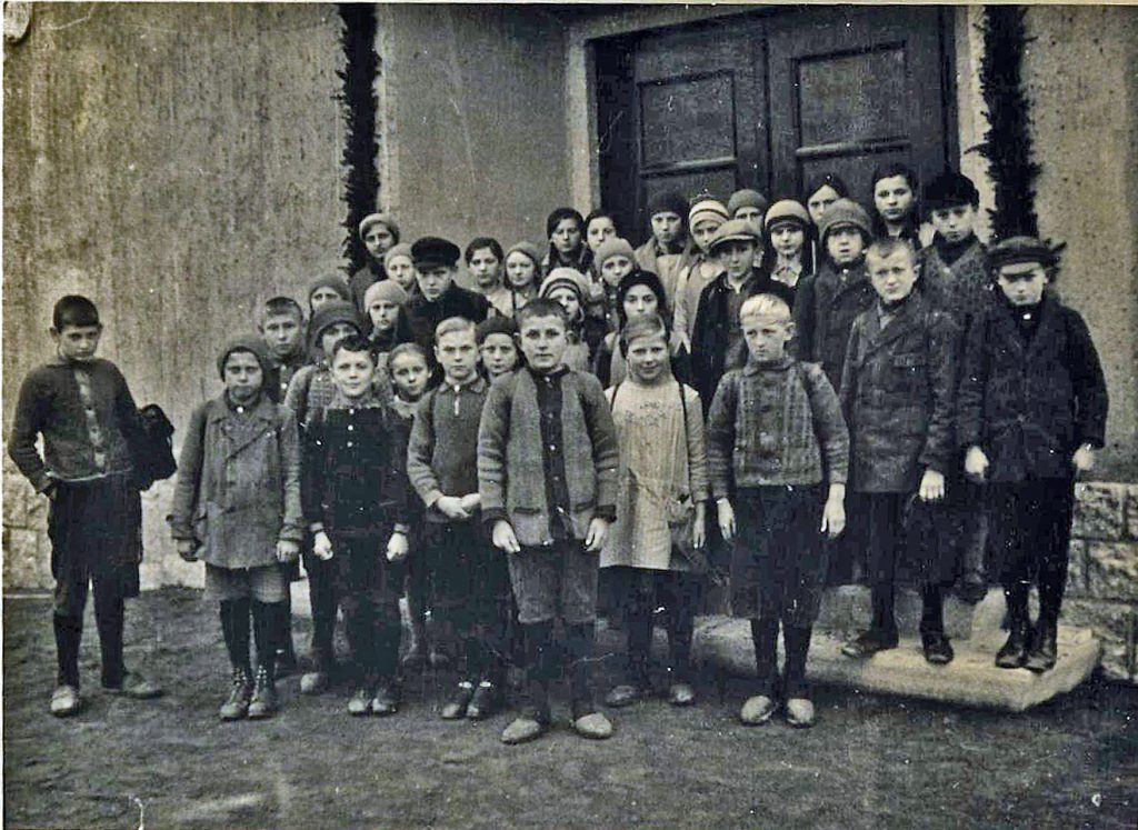 Schulkinder vor dem Eingang der Schule  1932