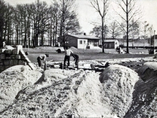 Bau Trib&uuml;ne am Sportplatz Blick Richtung Sportlerheim